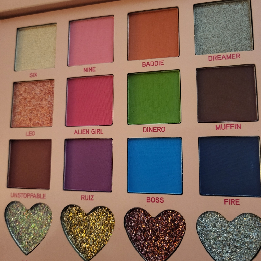 Annette 69 Glam Eyeshadow Palette with 16 Vibrant Colors - Picture 3 of 10